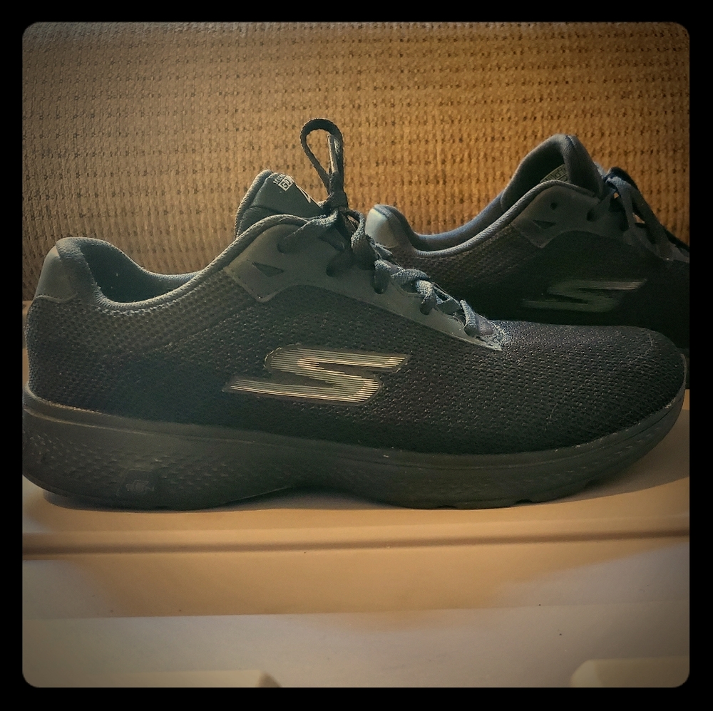 🖤 Skechers Goga Max Go Walk 4 Quick Fit Sneakers